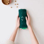 Animation of how to hide treats in the Snufflerz Toy